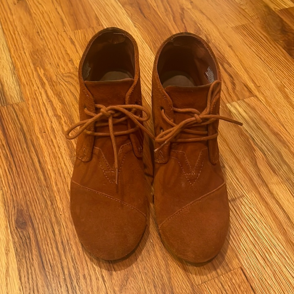 Tom’s wedge boot